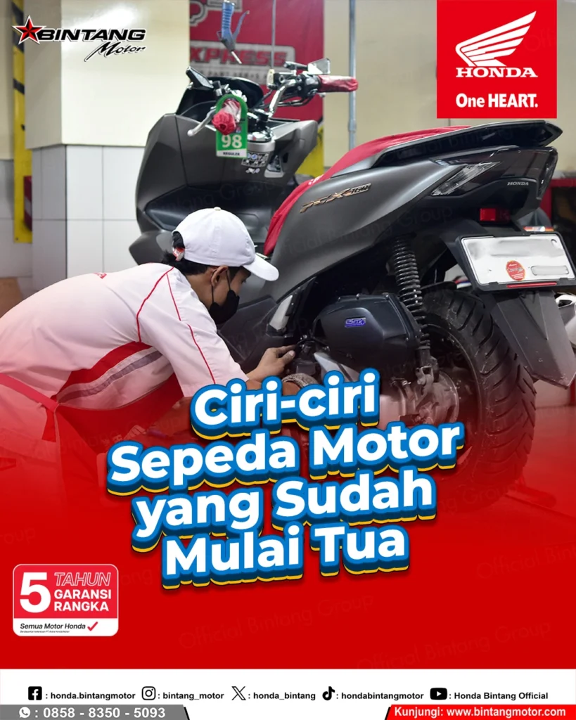 Mekanik memeriksa sepeda motor Honda yang mulai tua