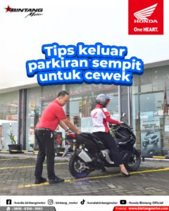 Pengendara wanita Honda keluar dari parkiran motor sempit dengan aman